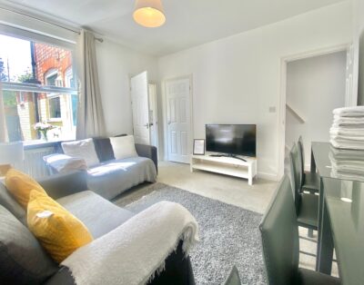 Rushden – Spacious House and Garden, Free Parking, TV, Sleeps 8 Guests